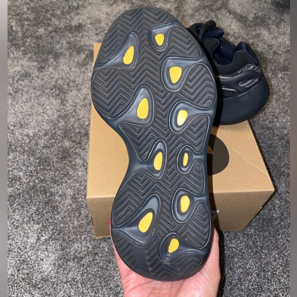 Yeezy 700 - Picture 2 of 3